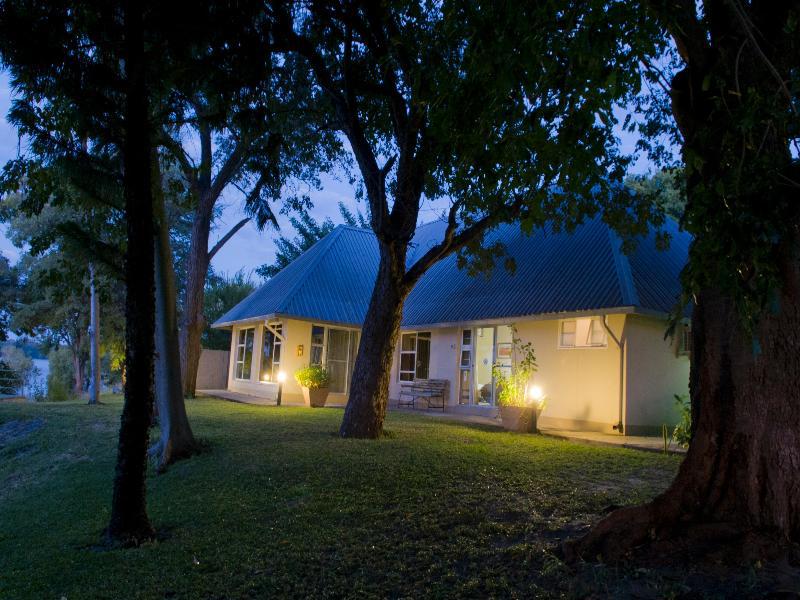 Protea Hotel By Marriott Zambezi River Lodge Katima Mulilo Extérieur photo